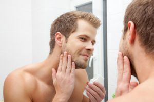 Mężczyzna pielęgnujący brodę olejkiem w salonie FOR MEN Fryzjer Kalisz, profesjonalna stylizacja zarostu