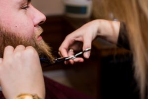 Profesjonalne strzyżenie brody i trymowanie z goleniem konturów. Usługi Barbera dla brodaczy w FORMEN Barbershop Kalisz.